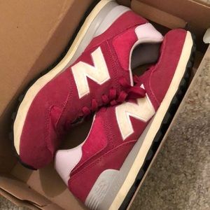 New Balance pink tennis shoes